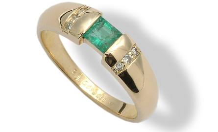EKSTRAWAGANCKINiezwykły złoty pierścionek. W jego centralnym punkcie znajduje się zielony szmaragd (0,29 kr), otoczony sześcioma diamentami (każdy po