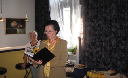 Maria Głwoacka odczytała swoj wiersz"Obrazy"