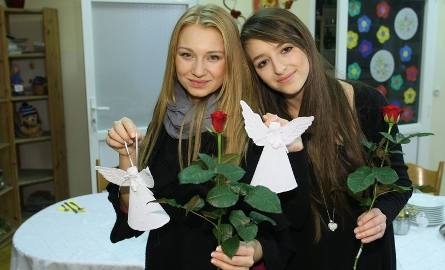 Natalia Jakubowska i Klaudia Hendel z różami i pamiątkowymi aniołkami.