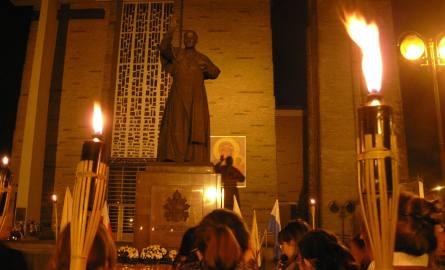 Pomnik Jana Pawła II przed bazyliką konkatedralną.
