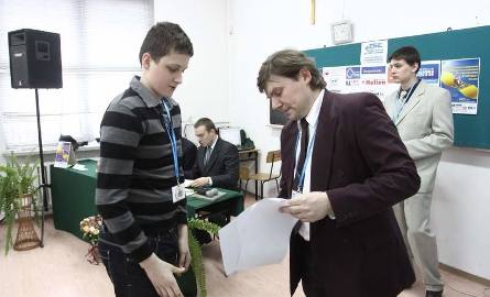 Marek Kozłowski, wiceprzewodniczący komisji wręczał dyplomy uczestnictwa. Odebrał je miedzy innymi Marcin Niedzielski.
