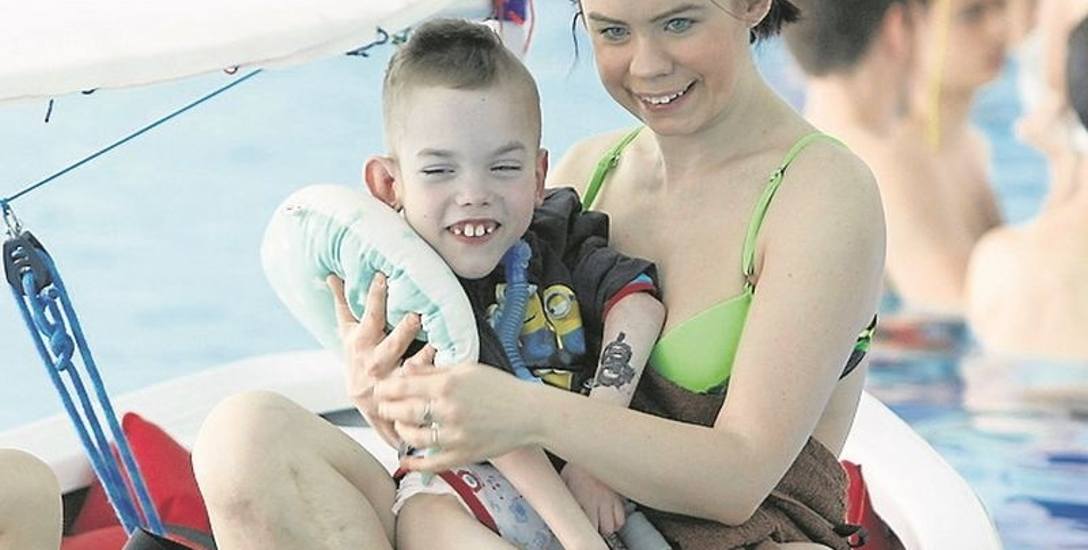 Czwórka podopiecznych Łódzkiego Hospicjum dla Dzieci  kąpała się wczoraj na pływalni Syrenka