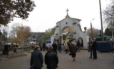 Już w poniedziałek nekropolię przy ulicy Limanowskiego odwiedziło bardzo wielu radomian