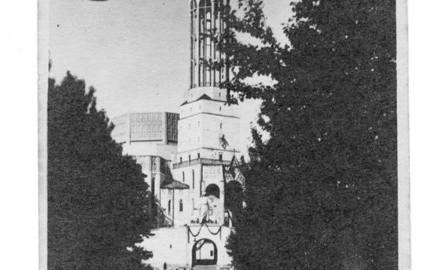 Ul. Lipowa w 1950 r. z wisząca latarnią. W głębi kościół św. Rocha.
