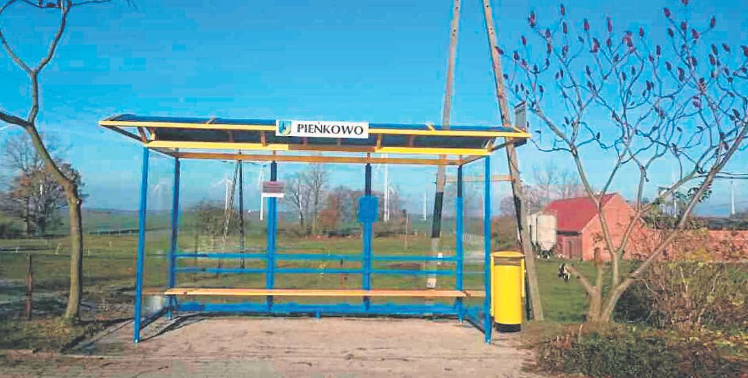 Przystanek w Pieńkowie. Na rozkładzie jazdy widnieje informacja o kursie  autobusu, który w rzeczywistości uzależniony jest od zajęć dzieci w postomińskiej