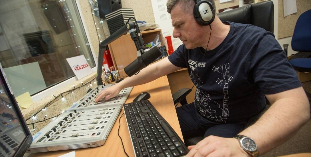 Doktor Tomasz Chrząstek najlepiej czuje się w radiowym studiu.