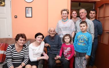 Antoni Zimny wraz z rodziną oraz wójt Łopuszna Ireną Marcisz (pierwsza z lewej u góry) podczas swoich 98. urodzin.