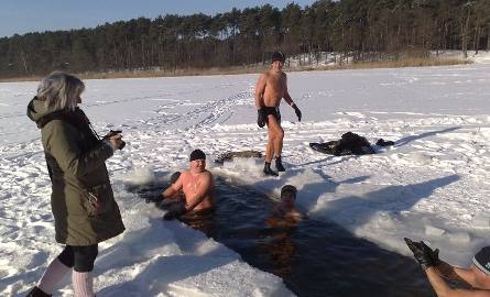 Nie odstraszyła ich temperatura, wykąpali się dziś w jeziorze! [zdjęcia]