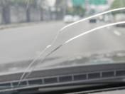 Zdjęcie do artykułu: Pęknięta szyba w samochodzie. Ile kosztuje mandat, ile naprawa i wymiana, a ile ubezpieczenie? 