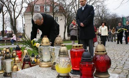 Inowrocław. W 5. rocznicę śmierci Jana Pawła II. Kwiaty i znicze pod pomnikiem (zdjęcia)