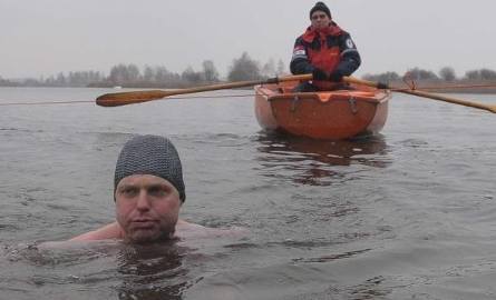 Janusz Tyka przepłynął żabką 700 metrów w wodzie o temperaturze 1 stopnia. Ponad powierzchnią wody termometr wskazywał pięć stopni na minusie. Oprócz