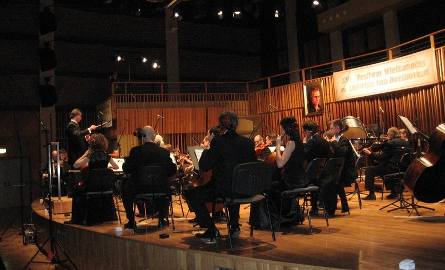 Orkiestry siadały z różnych stron sceny.