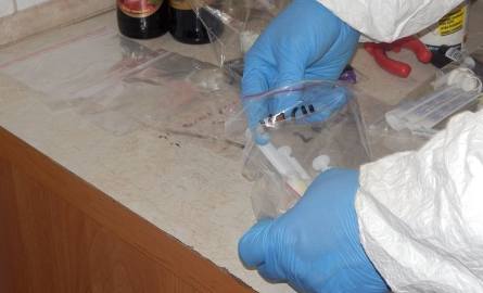 Wśród rzeczy znalezionych w trakcie przeszukania, były strzykawki z białą substancją, jak podejrzewają policjanci narkotykiem przygotowanym do wstrz
