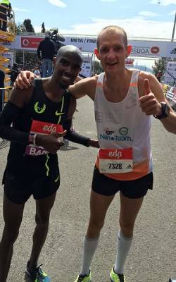 Poznański biegacz, Marcin Kęsy startował już w różnych miejscach na świecie (na zdjęciu ze słynnym Brytyjczykiem Mohamedem Farahem na mecie w Lizbonie),