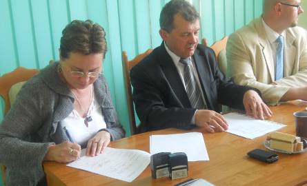 Porozumienie podpisuje Wiesława Słowińska, wójt gminy Raciążek, obok Ryszard Borowski, pzrewodniczący  ZGZK (wójt gm. Koneck)  i Andrzej Olszewski, wiceprzewodniczący