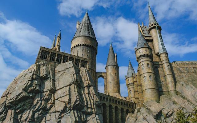 11 miejsc z Harry'ego Pottera, które powinien odwiedzić każdy fan sagi. Studia filmowe, parki tematyczne, książkowe lokacje