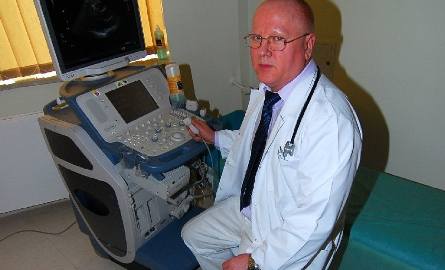 Lekarz Roku 2011 w powiecie opatowskim, Grzegorz Szymkiewicz przy urządzeniu, którym wykonuje się echo serca.