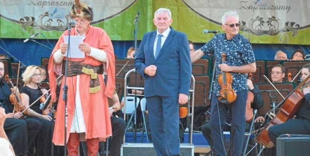 Wieczorny koncert otworzyli Bogdan i Zdzisław Andziakowie z pałacu w Siemczynie, obok nich po prawej Krzesimir Dębski