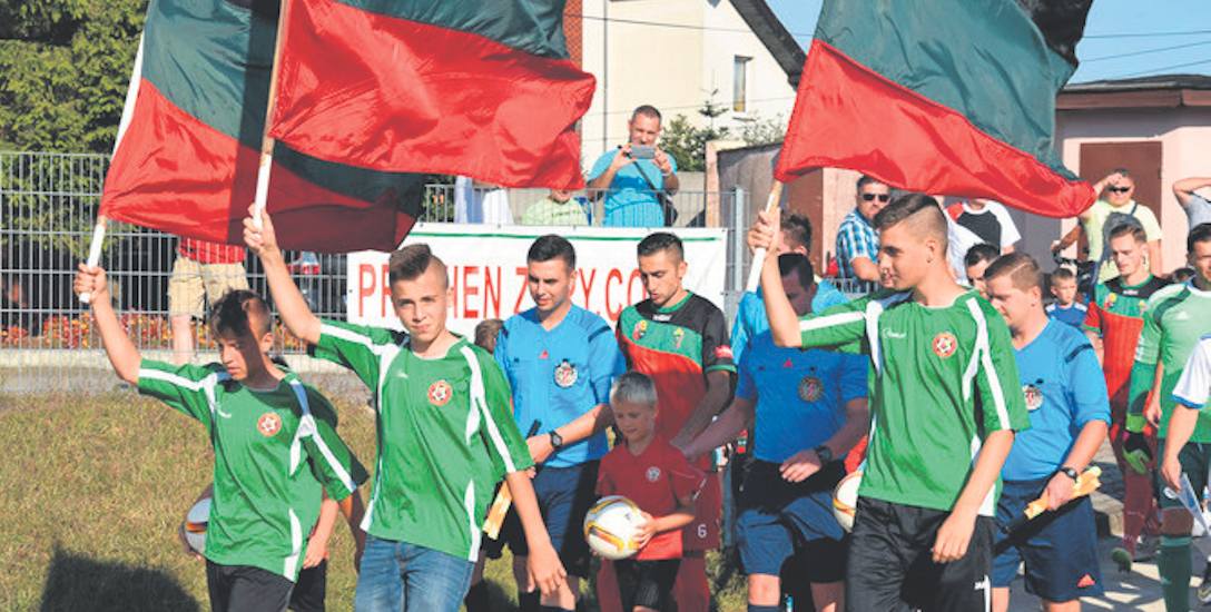 Mecz derbowy pomiędzy Promieniem Żary a Unią Kunice miał piękną oprawę i przyciągnął na stadion sporo kibiców piłki nożnej