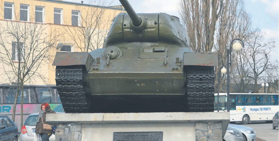 T-34 na ul. Sienkiewicza pojawił się ponad 40 lat temu. Perspektywa jego usunięcia oburza wielu mieszkańców. Swój zdecydowany sprzeciw zgłaszają też