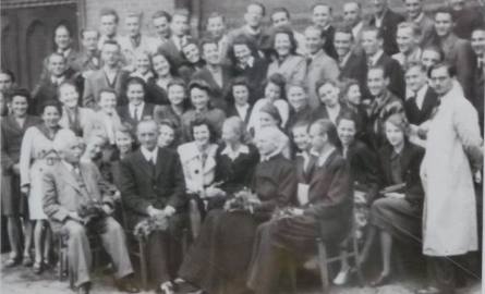 Abiturienci 1945 I liceum przy ul. Sowińskiego 5. Prof. Stopa, dyr. Czesław  Zgodziński, ks. Średziński, dr Florkowski.
