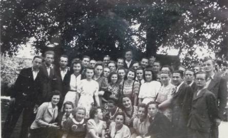 Grupa absolwentów 1945 roku liceum przy ul. Sowińskiego. Wśród nich m.in. Danuta Piotrowska, Olgierd Monowid, Alina Woźnicka, Róża Kulwieciówna