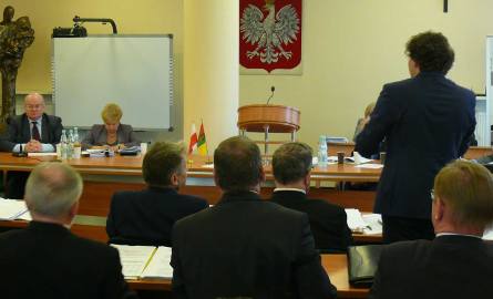 Piątkowa sesja, tyłem odwrócony największy oponent prezydenta Lucjusz Nadbereżny.