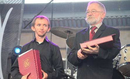 Krzysztof Woźniak (z prawej) otrzymał nagrodę w dziedzinie "kultura", a Michał Cichoński w dziedzinie "Sport, turystyka i