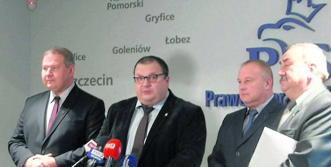 Poseł Krzysztof Zaremba (PiS) ogłasza właśnie, że zawiadomił prokuraturę o swoich podejrzeniach dotyczących braku nadzoru władz województwa nad zarządem