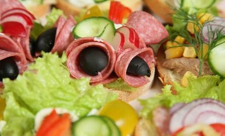 Zamawiając katering, można dowolnie skomponować kanapki. Klienci chętnie zamawiają fantazyjne kanapki między innymi z salami i oliwkami.
