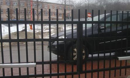 Policja znalazła kierowcę mercedesa, który zablokował kilkadziesięt samochodów (zdjęcia, nowe fakty)