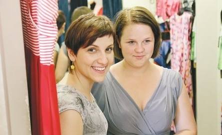 Paulina Klicka (z lewej) i Joanna Koncewicz wyszły z „de facto” – za poradą stylistki – z kilkoma sukienkami, chociaż wcześniej nosiły tylko spodnie