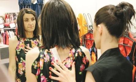 – Kolorowa tunika ma z przodu zakładki, które nieco powiększają niewielki biust pani Marianny – wyjaśnia stylistka Elwira Horosz