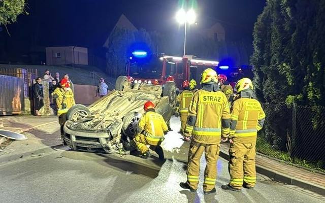Wypadek pod Krakowem. Dachował samochód osobowy. Ratownicy nie zastali na miejscu kierowcy