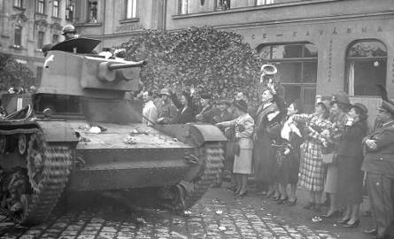 Październik 1938 roku. Czołgi 7TP na ulicach czeskiego Cieszyna, podczas aneksji Zaolzia [3]