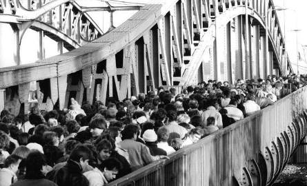 Most Bösebrücke z tłumem obywateli NRD przed przejściem granicznym, 18 listopada 1989