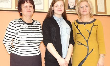 Zuzanna Nowak z Gimnazjum nr 4 w Starachowicach z Anną Niebudzińską, nauczycielka chemii (z lewej) i Joanną Dąbrowską nauczycielka biologii.