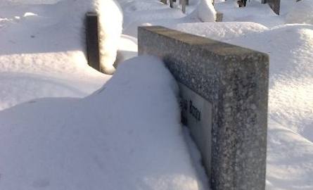 Zielonogórski cmentarz tonie w śniegu 