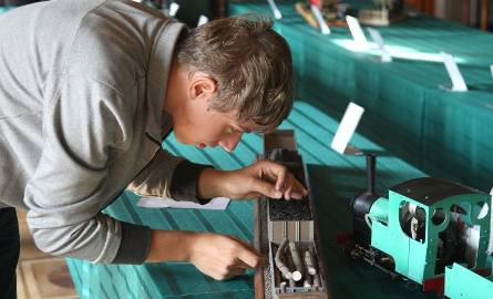 17 - letni Mateusz Gąsowski z Ostrowca  Świętokrzyskiego wykonał model pociągu towarowego stylizowany na lata II Wojny Światowej. Pracował nad nim prawie