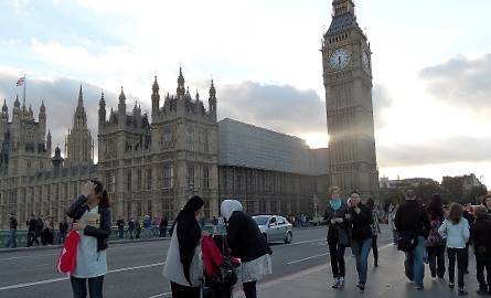 Na moście Westminsterskim wciąż jest mnóstwo turystów i mieszkańców Londynu