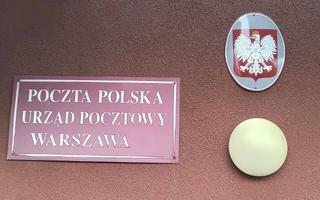 Poczta Polska ma problemy finansowe. Szykuje cięcia zatrudnienia. Prezydent Duda składa podpis, który może pomóc