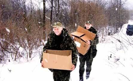 Funkcjonariusze Straży Granicznej rozwozili paczki w najbardziej niedostępne zakątki Bieszczadów.
