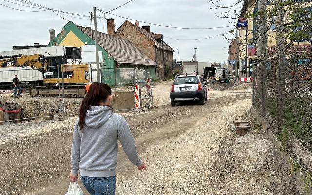 Spore utrudnienia na ulicy Partyzantów w Bochni z powodu jej przebudowy. Drogowcy układają chodniki i budują przepust , wkrótce asfaltowanie