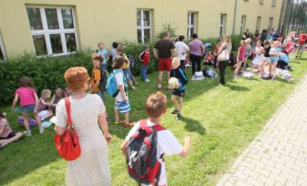 Alarm w szkole w Kielcach. Ewakuowano dzieci (zdjęcia)