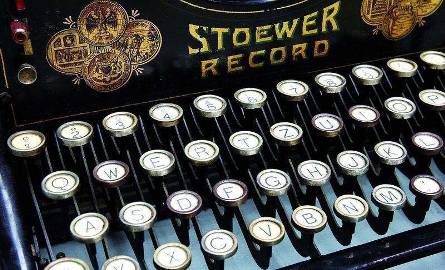 Pierwsza maszyna do pisania, Model 1, fabrykę Stoewera opuściła w 1903 r. Skonstruował ją Paul Grützman.