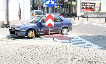 Zagadkowe zachowanie kierowcy. Porzucił auto na środku skrzyżowania w Ostrołęce i znikł (zdjęcia) 