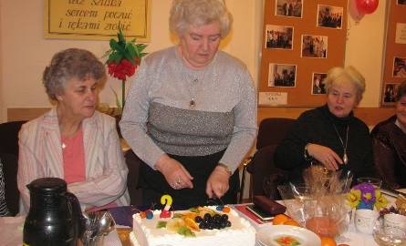 Teresa Skalik kroi urodzinowy tort