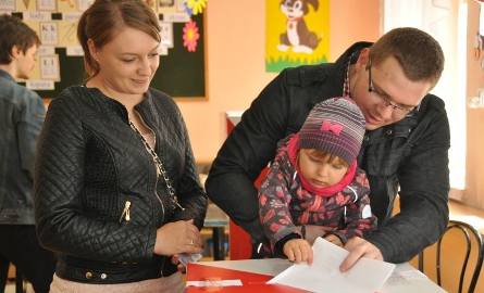 Dwuletnia Ewa Swat wrzucała karty wyborcze swoich rodziców Marty i Krzysztofa