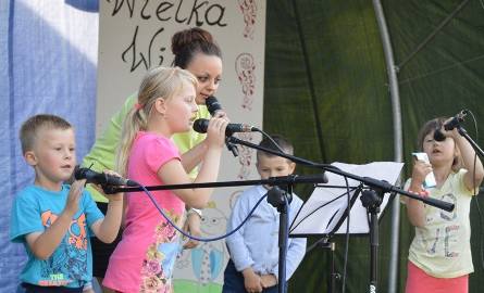 Podczas występu Amelii Lisowskiej dzieci z widowni dołączyły spontanicznie do śpiewania.