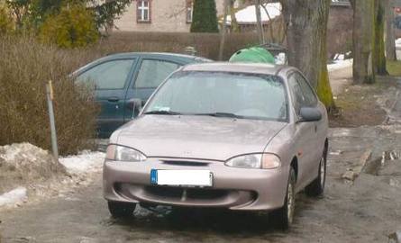 Autodranie z Czerwieńska zrobili sobie parking z chodnika (zdjęcia czytelniczki)
